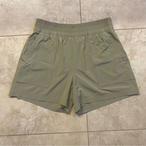Athleta Wayfind High Rise 5" Short
M | Olive Branch
